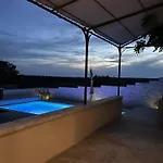 Magnifique Chloeline: Piscine Et Superbe Vue Pougnadoresse